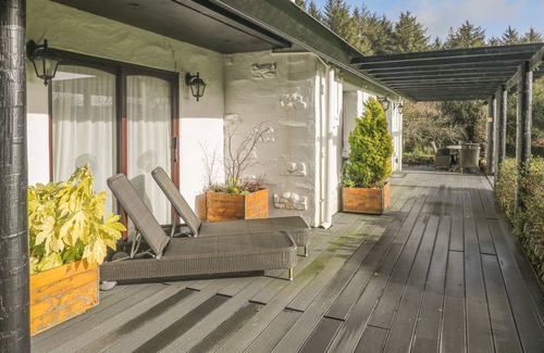 St Wenn Cottage | CEDAR LODGE: Family-Friendly Cottage with Pool & Spa