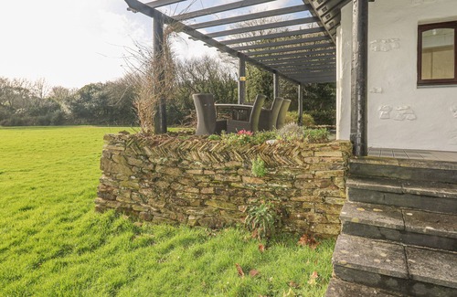 St Wenn Cottage | CEDAR LODGE: Family-Friendly Cottage with Pool & Spa
