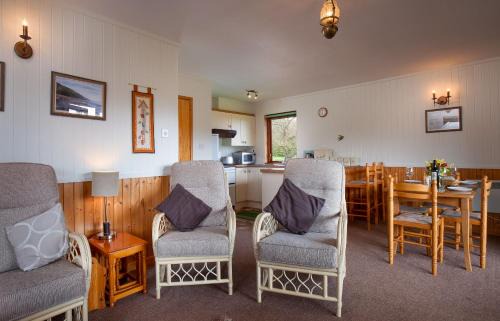Minehead House | Pet-Friendly Cedar Lodge: A 4-Star Getaway Awaits