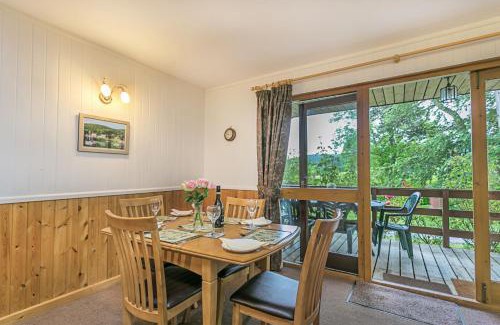 Minehead House | Pet-Friendly Cedar Lodge: A 4-Star Getaway Awaits