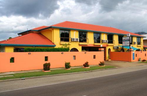Aitkenvale Hotel | Relaxing Cedar Lodge Motel with Pool & Family-Friendly Perks