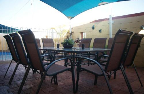 Aitkenvale Hotel | Relaxing Cedar Lodge Motel with Pool & Family-Friendly Perks