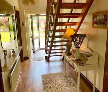 Gort Bed & Breakfast | Family-Friendly Cedar Lodge: Guest Rated 9.4/10