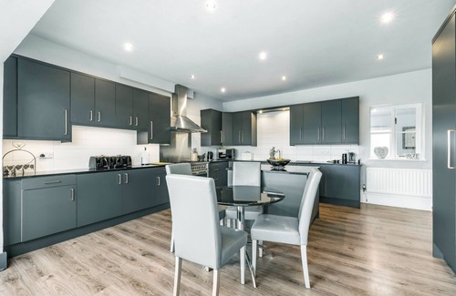 Halfway House Villa | Spacious Cedar Lodge Villa with Hot Tub & Kitchen, Sleeps 19