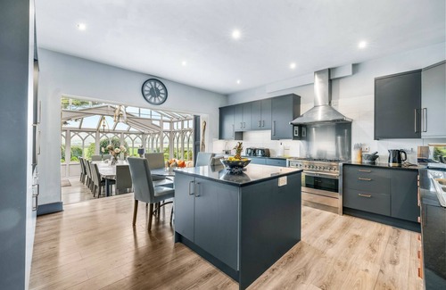 Halfway House Villa | Spacious Cedar Lodge Villa with Hot Tub & Kitchen, Sleeps 19