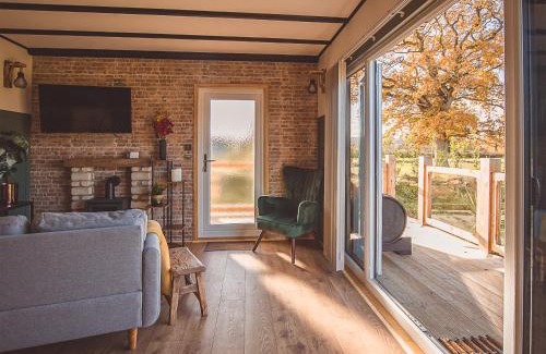 Donyatt House | Relax at Cedar Lodge - Family & Pet-Friendly Getaway