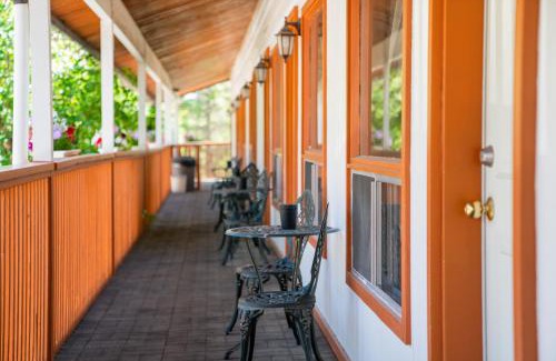 East Kootenay Hotel | Eco-Friendly Cedar Motel: Family Retreat with Hot Tub