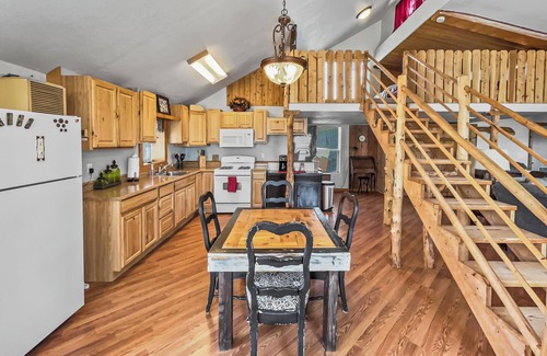 Montrose Cabin | Explore Cedar Mtn. Bunkhouse: Ideal Country Getaway