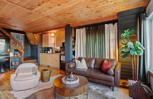 Evergreen Ski Chalet | Cedar Mountain Lodge | Hot Tub, Views & Wildlife