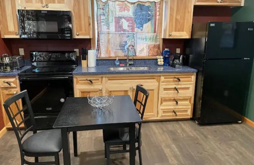 Grants Pass House | Pet-Friendly Cedar Mountain Suite B with Pool & Spa