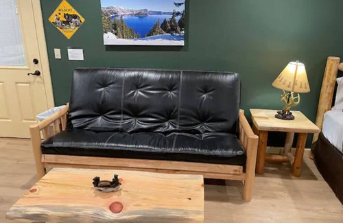 Grants Pass House | Pet-Friendly Cedar Mountain Suite B with Pool & Spa