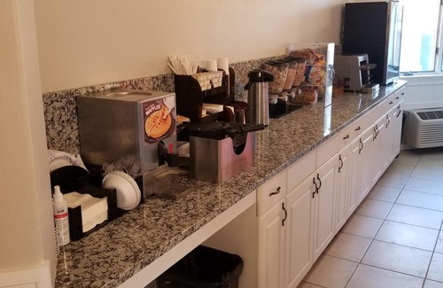 North Stonington Hotel | Relax at Cedar Park Whirlpool Suites with Family-Friendly Amenities