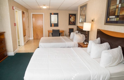 North Stonington Hotel | Relax at Cedar Park Whirlpool Suites with Family-Friendly Amenities