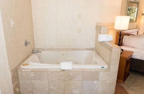 North Stonington Hotel | Relax at Cedar Park Whirlpool Suites with Family-Friendly Amenities