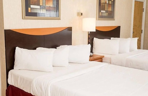 North Stonington Hotel | Relax at Cedar Park Whirlpool Suites with Family-Friendly Amenities