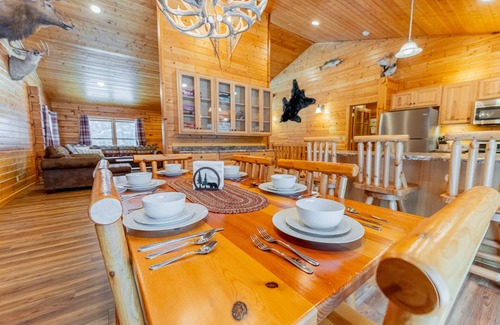 Munising Cabin | Discover Cedar Pine Lodge with Pool & Nearby ORV Trails