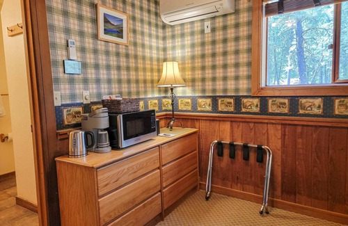 Mazama House | Discover Cedar Plus 14 - Spacious Room with Excellent Amenities