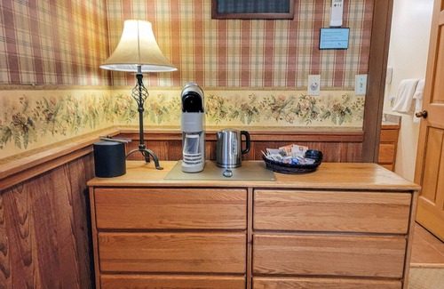 Mazama House | Discover Cedar Plus 14 - Spacious Room with Excellent Amenities