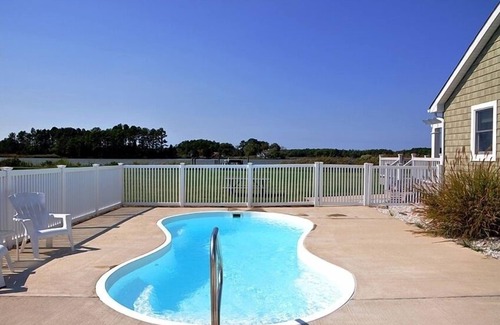 Woolford Cottage | Waterfront Family Retreat with Pool & Sandy Beach