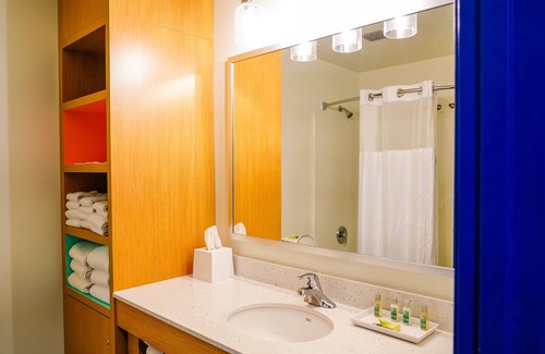 Sandusky Resort | Unwind at Cedar Point's Castaway Bay with Oceanfront Views