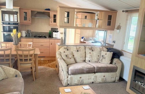 Skegness Cabin | Cedar Retreat Southview - Sleeps 6, Wi-Fi & Garden