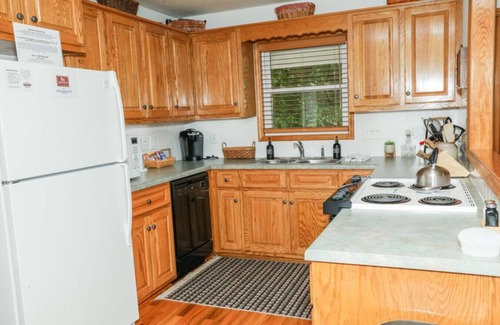 Peters Creek Cottage | Secluded Cedar Run Cottage: Ideal Romantic Getaway