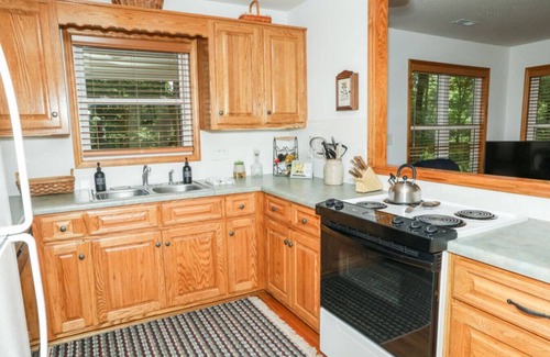 Peters Creek Cottage | Secluded Cedar Run Cottage: Ideal Romantic Getaway