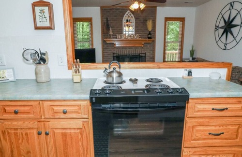 Peters Creek Cottage | Secluded Cedar Run Cottage: Ideal Romantic Getaway