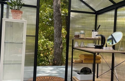 Decorah Apartment | Idyllic Blufftop Greenhouse Retreat with Ocean Views