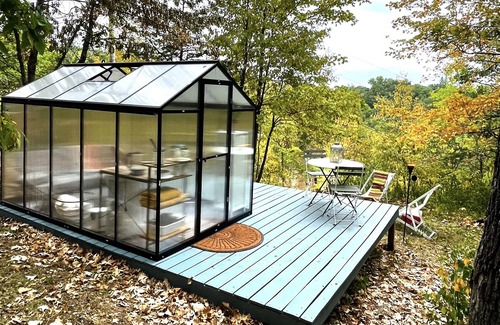 Decorah Apartment | Idyllic Blufftop Greenhouse Retreat with Ocean Views