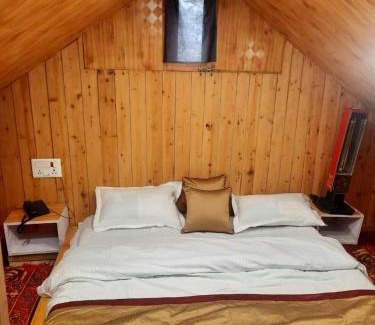 Matiana Cabin | Inviting Cedar Tree Cottage in Gadakufri for Families
