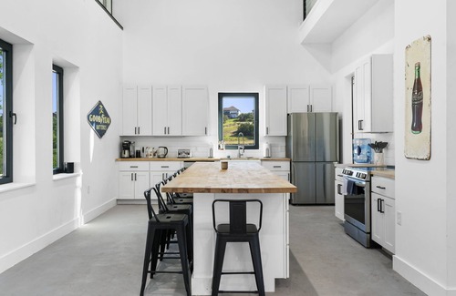 Leander House | Top-Rated Ranch Retreat: Pool, Spa & Pickleball Fun