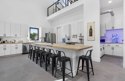 Leander House | Top-Rated Ranch Retreat: Pool, Spa & Pickleball Fun