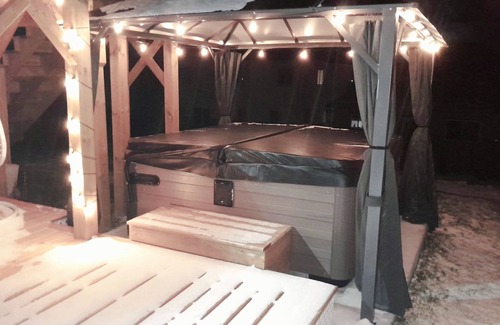 Orillia Apartment | City-View Studio with Hot Tub & Pet-Friendly Amenities