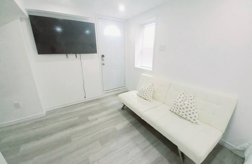 Orillia Apartment | City-View Studio with Hot Tub & Pet-Friendly Amenities