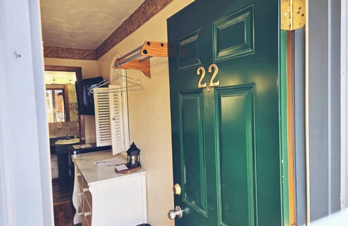 Deadwood Hotel | Inviting Cedar Wood Inn: Family-Friendly with Breakfast Included