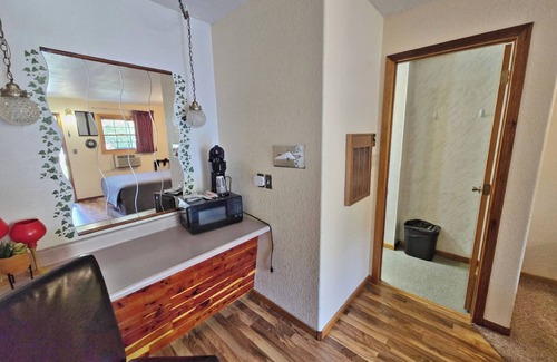 Deadwood Hotel | Inviting Cedar Wood Inn: Family-Friendly with Breakfast Included