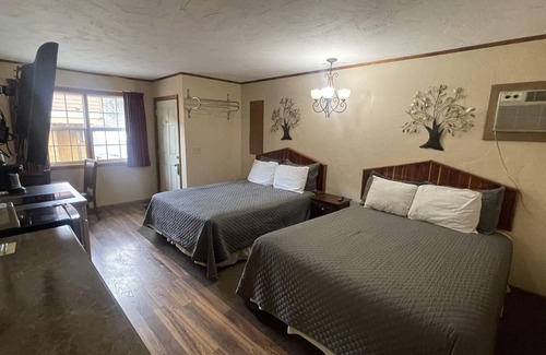 Deadwood Hotel | Inviting Cedar Wood Inn: Family-Friendly with Breakfast Included