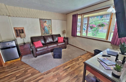 Deadwood Hotel | Inviting Cedar Wood Inn: Family-Friendly with Breakfast Included
