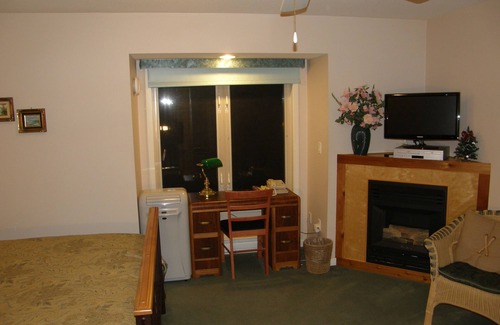 Port Alberni Bed & Breakfast | Discover Cedar Wood Lodge B&B: Eco-Friendly Retreat with Pool