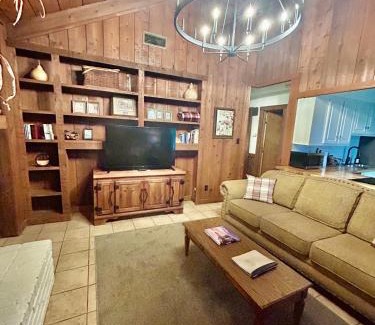 Uncertain House | Cedar Wood Lodge Entire Home, W Canoes & Kayaks