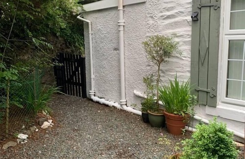 Kilmun Apartment | Pet-Friendly Cedarbank's: The Unique Art House Getaway