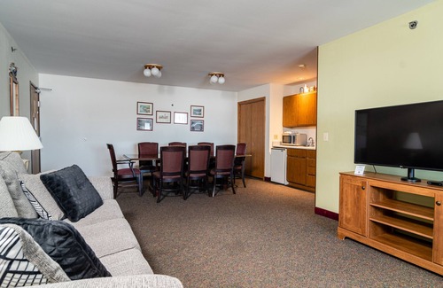 Sauk City Hotel | Discover Cedarberry Inn: Family-Friendly with Spa & Pool