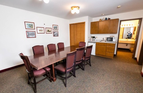 Sauk City Hotel | Discover Cedarberry Inn: Family-Friendly with Spa & Pool