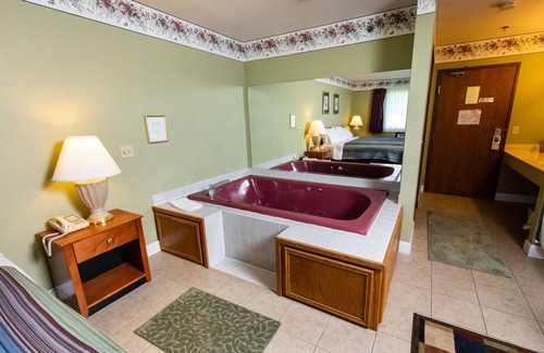 Sauk City Hotel | Discover Cedarberry Inn: Family-Friendly with Spa & Pool
