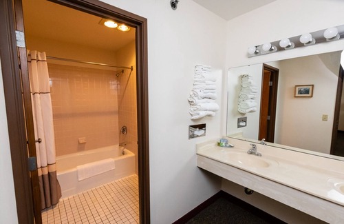 Sauk City Hotel | Discover Cedarberry Inn: Family-Friendly with Spa & Pool