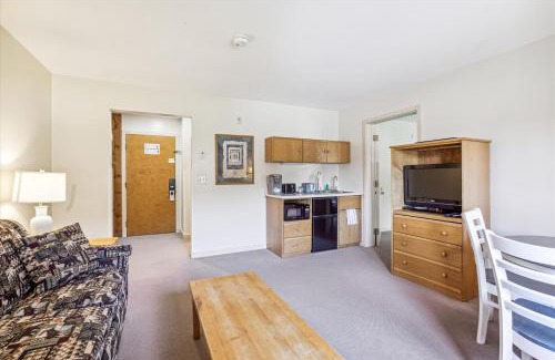 West Bridgewater Hotel | Elegant Cedarbrook Suite with Outdoor Heated Pool Awaits
