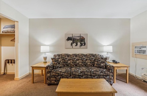 West Bridgewater Hotel | Relaxing Cedarbrook One Bedroom Suite with Pool Access