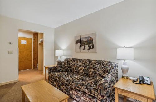 West Bridgewater Hotel | Relaxing Cedarbrook One Bedroom Suite with Pool Access