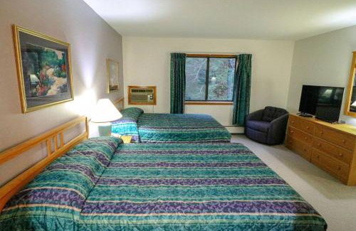 West Bridgewater Hotel | Cozy Cedarbrook Two Double Bed Room with Pool & Hot Tub